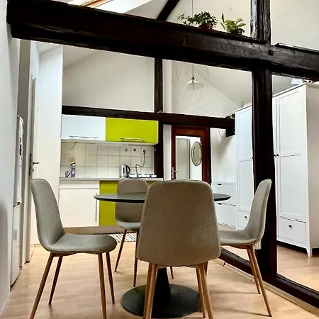 2 Bedrooms Close To Palmovka 公寓