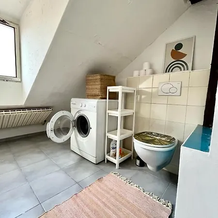 2 Bedrooms Close To Palmovka 公寓